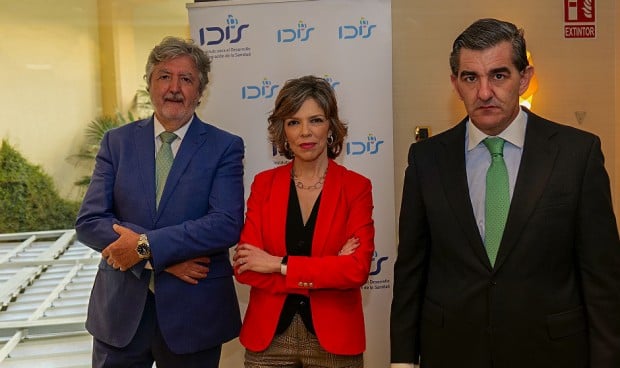  Ángel de Benito, Marta Villanueva y Juan Abarca valoran el arranque del proyecto de interoperabilidad de la historia clínica de la Fundación IDIS.