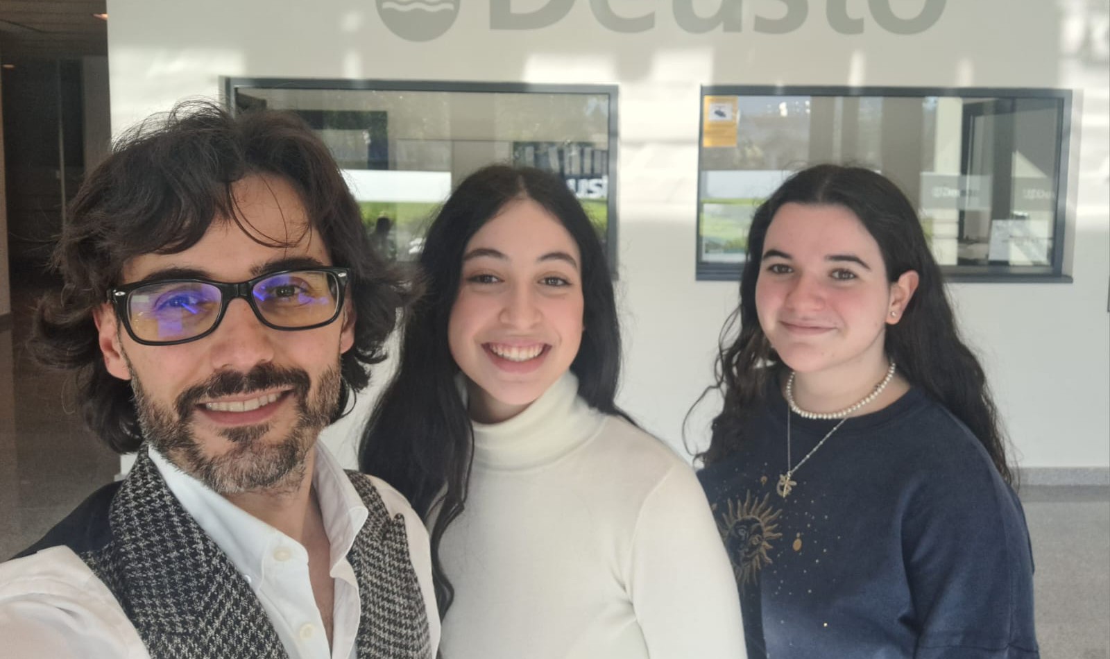 Eduardo Álvarez-Hornia, radiólogo, y Uxue Lodeiro y Begoña Garidi, estudiantes de Medicina, comparten experiencias y conocimiento en un congreso para estudiantes organizado por la SERAM