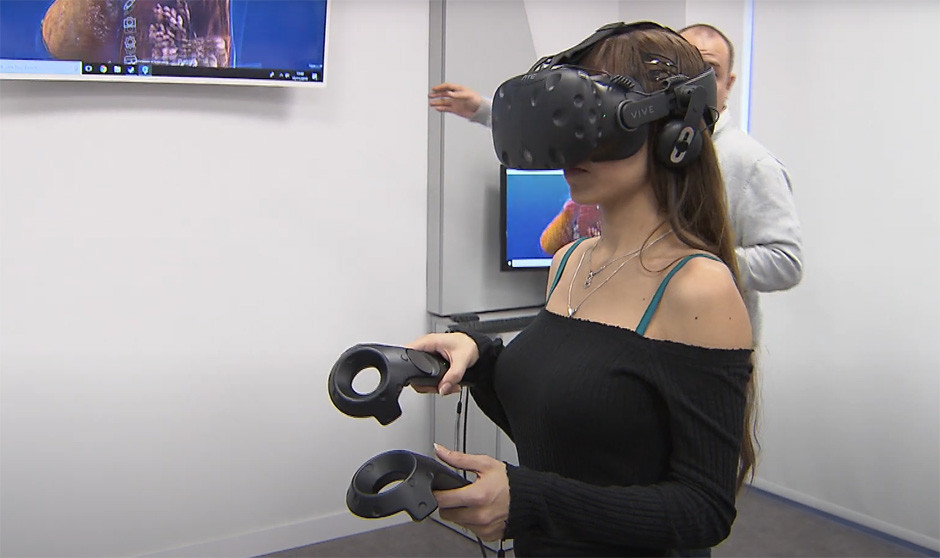 Alumna usando gafas de realidad virtual. Imagen de la UEM.