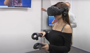 Alumna usando gafas de realidad virtual. Imagen de la UEM.