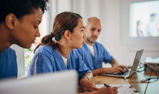 Profesionales sanitarios planificando compras eficientes con herramientas digitales en el sector salud