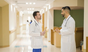 La 'red secreta' de compañeros MIR que salva la guardia sin el adjunto