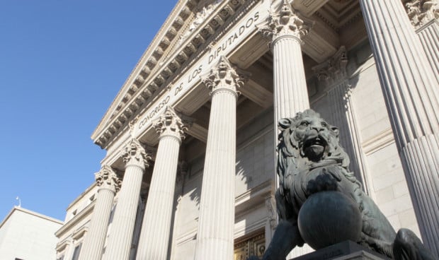 Exteriores del Congreso, donde el PP y Vox apoyan la adaptación de la Justicia a las amenazas digitales a médicos y enfermeras