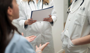 La regla más antigua en Medicina: "Si está el adjunto, el MIR no paga"