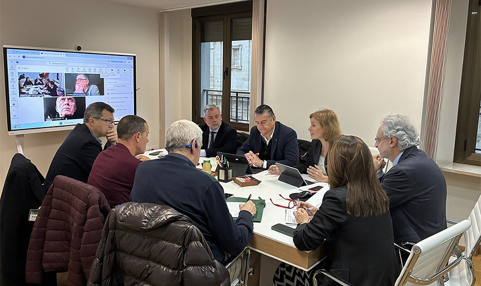 Sindicatos de la Mesa Sectorial de Sanidad de Andalucía y el consejero Antonio Sanz.