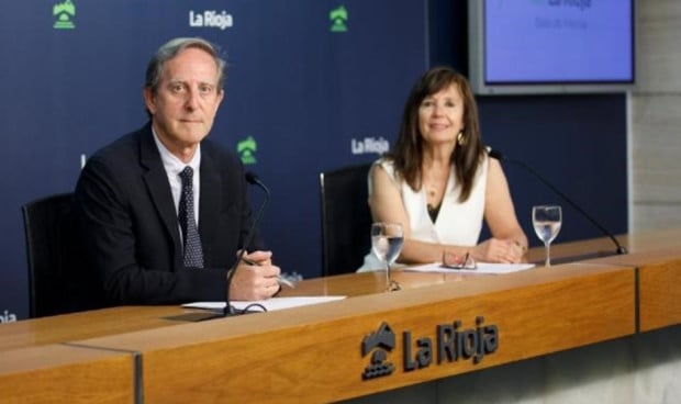  El subdirector general de Estrategia de Salud Mental y Emocional de La Rioja, Carlos Piserra, y la presidenta del Colegio Oficial de Psicología de La Rioja, Pilar Calvo.