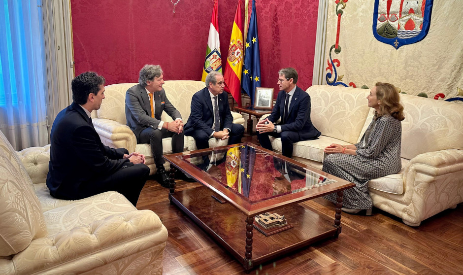  Encuentro entre el presidente de la Rioja, Gonzalo Capellán; la consejera de Salud y Políticas Sociales, María Martín; y el presidente del CGCOF, Jesús Aguilar.