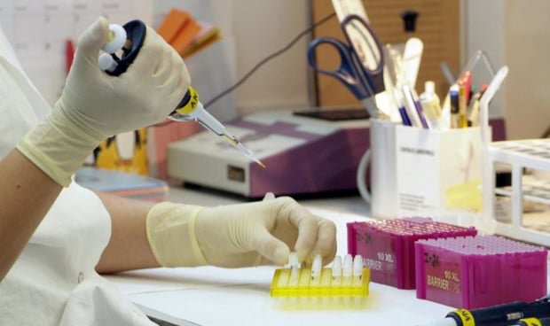 Un investigador en un laboratorio clínico.