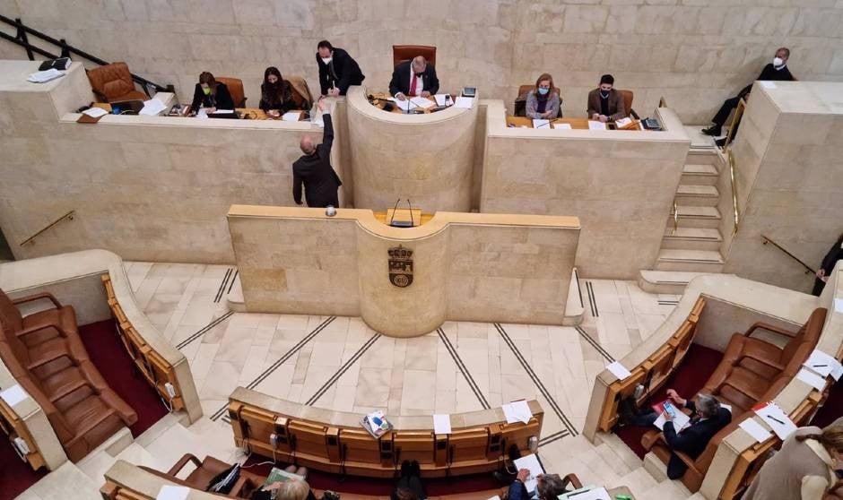 La sanidad acapara los focos en el Parlamento de Cantabria