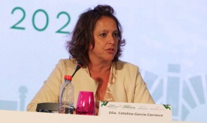 Catalina García, consejera de Sanidad andaluza, firma con los sindicatos el acuerdo en la Atención Primaria.