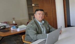  Juan Ramón Artiga, subdirector de Recursos Humanos del Servicio Cántabro de Salud, firma el reconocimiento profesional del Servicio Cántabro de Salud