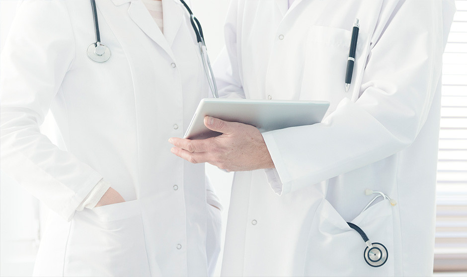 Médicos con batas blancas en un hospital. 