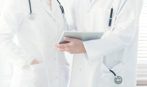 Médicos con batas blancas en un hospital. 