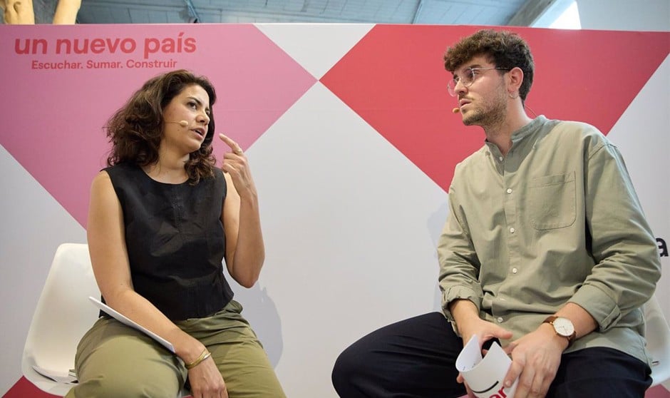 Paula Moreno y Carlos Corrochano presentan el proceso participativo de Sumar. 