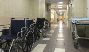 Un pasillo de hospital vacío, en un momento marcado por el aumento del absentismo en sanidad
