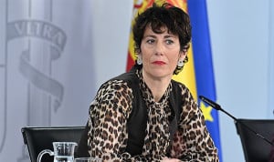  Elma Saiz, ministra de Seguridad Social, que informa que la sanidad suma 5.000 empleos y roza el podio de sectores que más crecen.