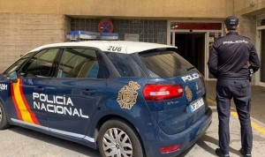 Medidas de protección, como un coche de Policía Nacional frente a los centros de salud, para evitar las agresiones en Valencia
