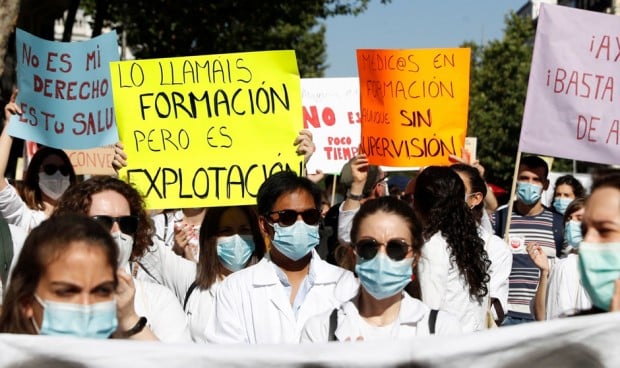 Protesta de médicos residentes en España ante las condiciones laborales y salariales.