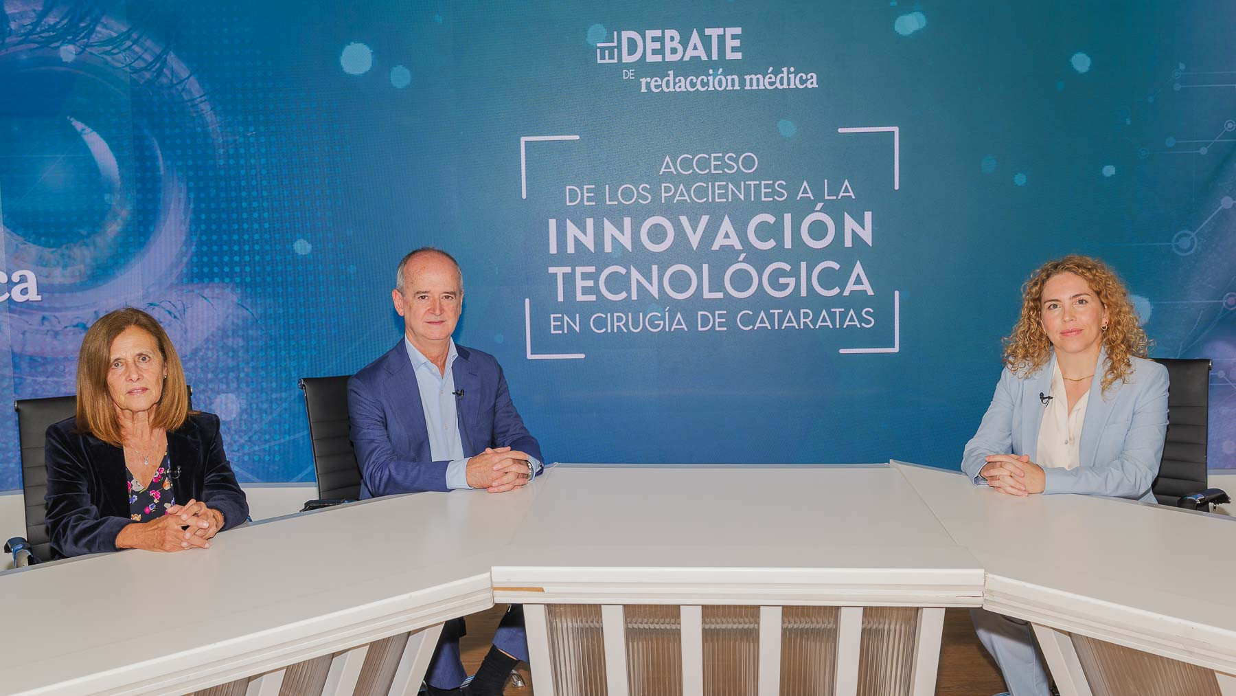 Pilar Quintana, Javier Mendicute del Barrio y Victoria de Juan Herráez debaten sobre innovación en la cirugía de cataratas.
