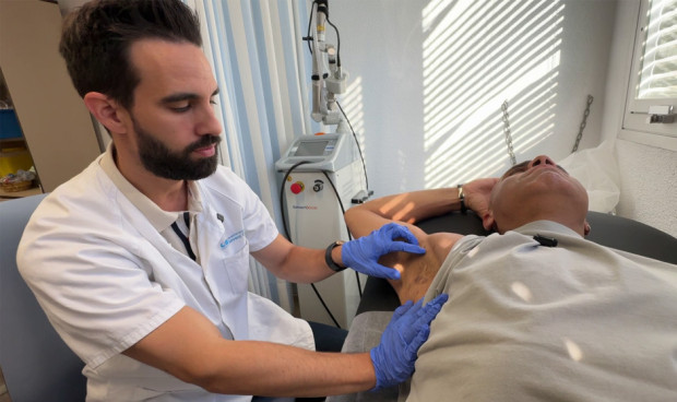 Un médico explora a un paciente con el protocolo de teledermatología de Madrid. 