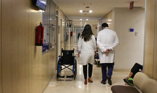 Dos sanitarios pasean por un hospital, tras conocerse las cifras de temporalidad en la sanidad. 