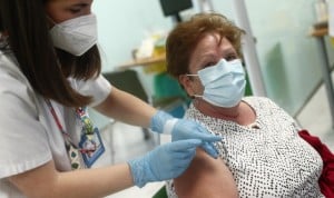 La tercera dosis de vacuna Covid a mayores de 65 se administrará en 2 fases