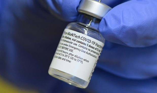 La tercera dosis de vacuna Pfizer pierde eficacia a los 3 meses con Ómicron