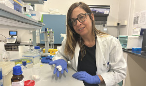 La 'tirita' con seda de gusanos que promete "corregir la vista cansada"