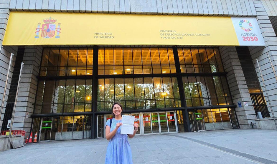 Shelby Pérez posa ante el Ministerio de Sanidad tras elegir su plaza MIR en 2025