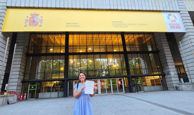 Shelby Pérez posa ante el Ministerio de Sanidad tras elegir su plaza MIR en 2025