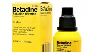 La última idea de los antivacunas: gárgaras con Betadine ante el Covid