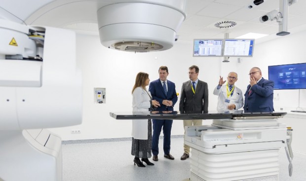 El presidente de Castilla y León visita la Unidad de Radioterapia de Ávila