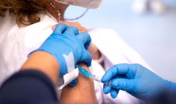 La vacuna covid apunta a ser anual en mayores al no reducir la mortalidad