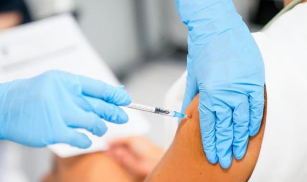 Un paciente siendo vacunado por un sanitario de VRS.