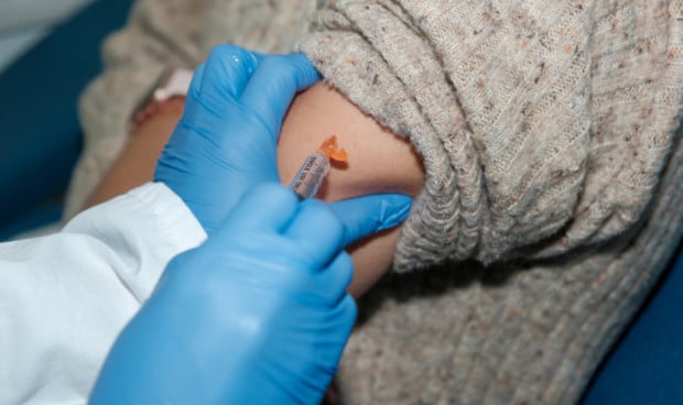  Persona siendo vacunada. La vacuna española anticáncer para Lynch supera su primer gran reto humano.