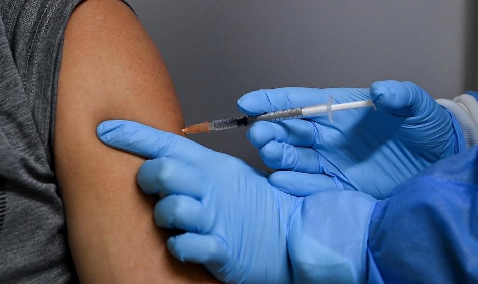 La vacuna Pfizer produce menos anticuerpos en los mayores que la de Moderna