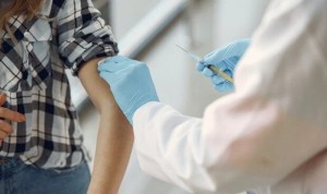 La vacunación covid ahorra 1.447 millones de euros a la sanidad española