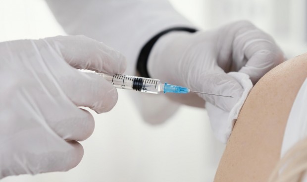 La vacunación simultánea gripe-monkeypox retrasa la dosis covid un mes