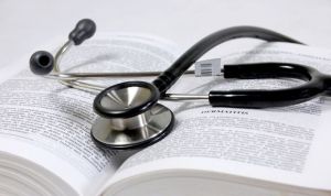 La venta ilegal de manuales gratuitos de OPE indigna a médicos y enfermeros