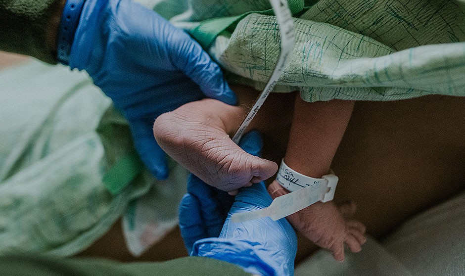 La versión cefálica externa disminuye la morbimortalidad materna y fetal