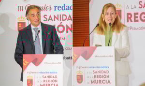  Redacción Médica entrega el premio en la categoría de Médico o Médica a César Hernández y María Luisa Sánchez. 