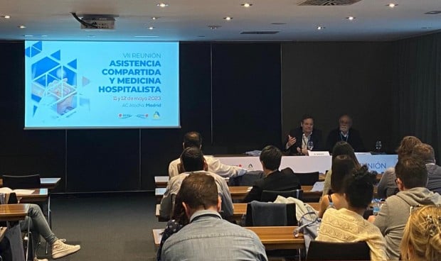 Manuel Méndez y Eduardo Montero, de SEMI, han inaugurado las jornadas de SEMI sobre interconsulta, en la que han pedido a los MIR sumar su "valor añadido" sobre la disciplina