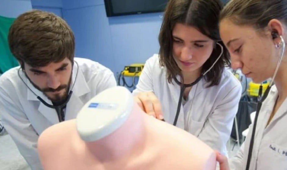 La 'vuelta al cole' para los nuevos MIR: a base de test y "mucha paciencia"