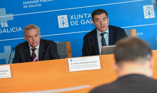 El conselleiro de Sanidade, Antonio Gómez Caamaño, y el conselleiro de Educación, Román Rodríguez, sobre el grado de Medicina