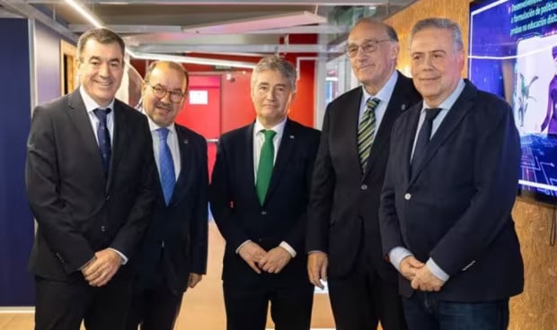 La Xunta ratifica el preacuerdo para descentralizar Medicina en Galicia