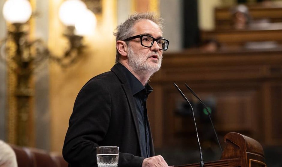 El médico y diputado de Sumar Rafael Cofiño publica su tercer libro, Albedo, una recopilación de experiencias personales