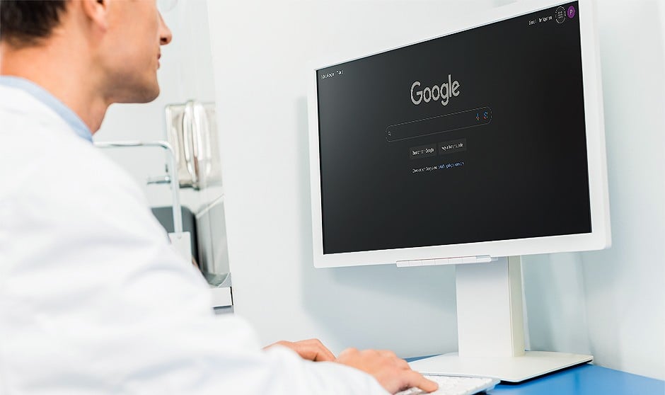 Un médico busca información en Google
