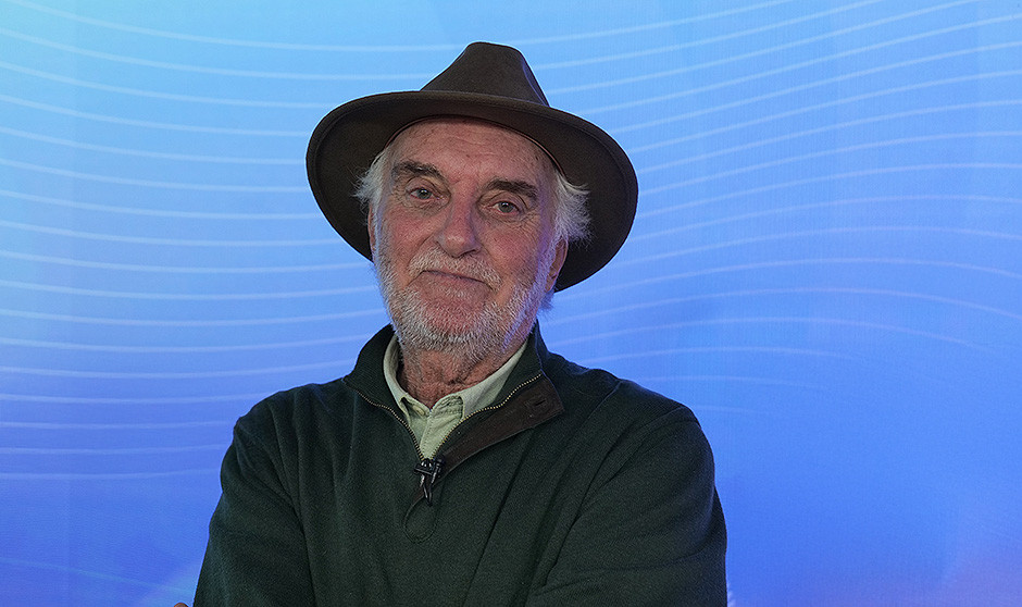 Francisco Coronel, médico jubilado, presenta su nuevo libro de poemas, donde algunos tratan sobre temas sanitarios.