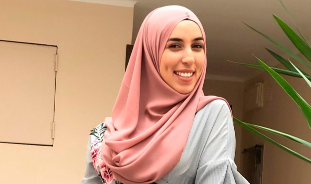 "Me dijeron: o te quitas el hiyab o aquí no puedes trabajar de enfermera"