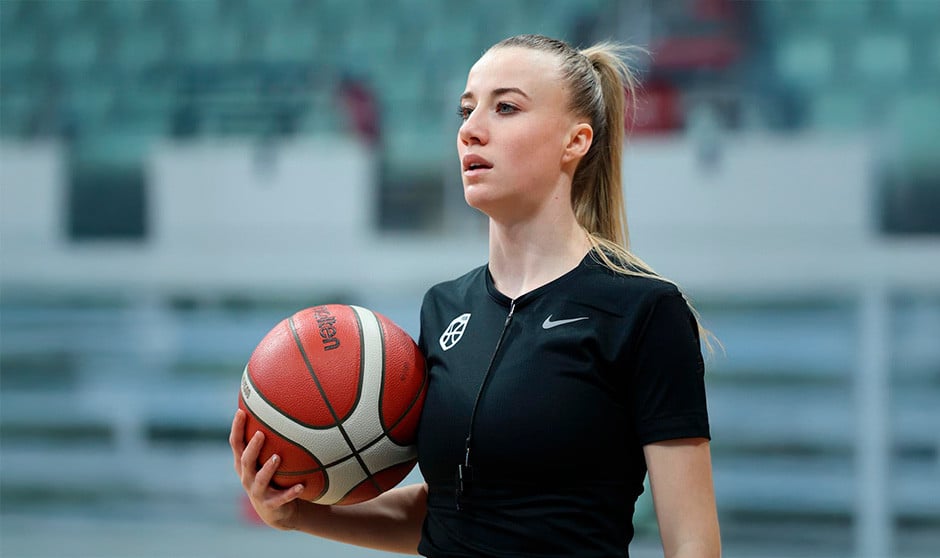  Daniela Manda, árbitra profesional de Baloncesto y enfermera, explica cómo compagina las dos disciplinas. 